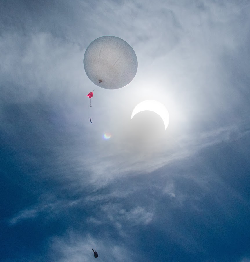 The eclipse with a balloon